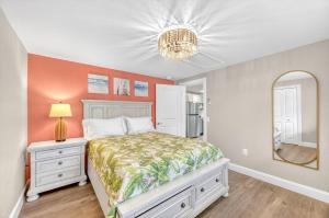 Walk to Siesta Key Beach and Village, Pool, Dock