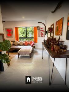 Gallery House - Artistic Villa with Plunge Pool