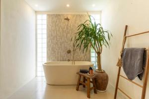 Villa Candi - Stylish Tropical Pool Villa