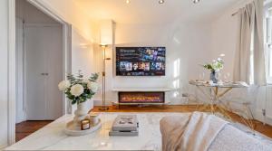 Dream Open-View Balcony Apartment for 6 Guests, Moments from Harrods for Beautiful London Nights