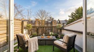 Dream Open-View Balcony Apartment for 6 Guests, Moments from Harrods for Beautiful London Nights