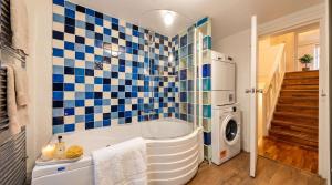 Dream Open-View Balcony Apartment for 6 Guests, Moments from Harrods for Beautiful London Nights