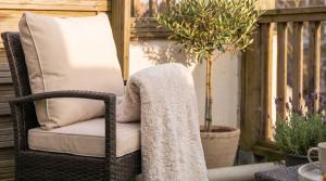 Dream Open-View Balcony Apartment for 6 Guests, Moments from Harrods for Beautiful London Nights