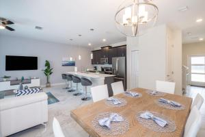 670RG TOWNHOUSE 4 BEDROOMS 3 BATHROOMS POOL