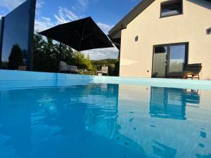 Domek Viking z prywatnym ogrzewanym basenem sauną oraz balią z jacuzzi