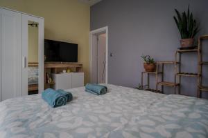 Beach and Peaches Sunny 2BR Flat