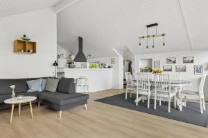 Lovely Holiday Home 350 Meters From Høll Strand