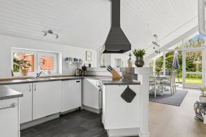 Lovely Holiday Home 350 Meters From Høll Strand