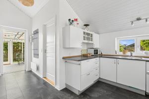 Lovely Holiday Home 350 Meters From Høll Strand