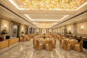 Akhyana Hotel Near Unitech Cyber Park