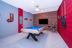 8899-102PS CHAMPIONS GATE ROOM