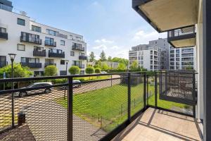 Nowoczesny Apartament z Balkonem w Spokojnej Okolicy by Noclegi Renters