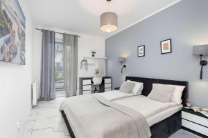 Nowoczesny Apartament z Balkonem w Spokojnej Okolicy by Noclegi Renters