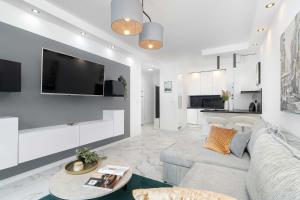 Nowoczesny Apartament z Balkonem w Spokojnej Okolicy by Noclegi Renters