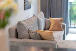 Nowoczesny Apartament z Balkonem w Spokojnej Okolicy by Noclegi Renters
