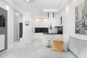 Nowoczesny Apartament z Balkonem w Spokojnej Okolicy by Noclegi Renters