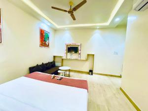 NEW BEST HOTEL - THE B-INN - Premium & Best Comfortable and Luxury Stay - Near Kashi Vishwanath Temple & Ganga Ghat Varanasi - Free Room Service & Wi-Fi - BEST HOTEL IN VARANASI