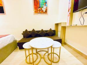 NEW BEST HOTEL - THE B-INN - Premium & Best Comfortable and Luxury Stay - Near Kashi Vishwanath Temple & Ganga Ghat Varanasi - Free Room Service & Wi-Fi - BEST HOTEL IN VARANASI