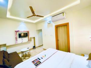 NEW BEST HOTEL - THE B-INN - Premium & Best Comfortable and Luxury Stay - Near Kashi Vishwanath Temple & Ganga Ghat Varanasi - Free Room Service & Wi-Fi - BEST HOTEL IN VARANASI