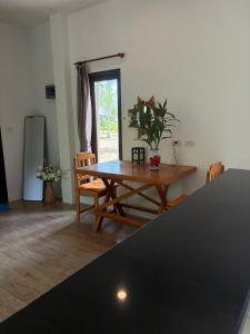 Smart TV, 2 Aircons, King Bed, Hammock, Fast Wifi