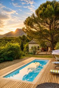 Bastide dexception au pied du Garlaban - piscine