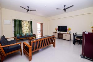 Tirupati Homestay - 2BHK AC Family Apartments near Alipiri and Kapilatheertham - Walk to A2B Veg Restaurant - WiFi - Android TV - Easy access to Tirumala