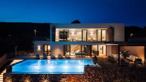 Villa Z1 Imotski - Luxury Retreat with Heated Pool & Spa