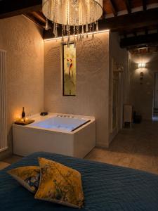 Romantic suite with Jacuzzi in the historic center