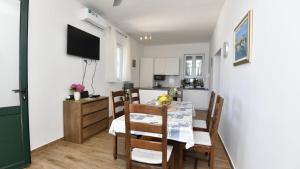Apartman Maria - beachfront by Villas Guide