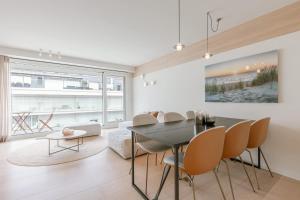 Stylish coastal apartment for 4 with sea view