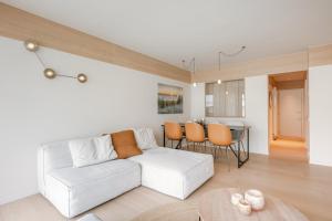 Stylish coastal apartment for 4 with sea view