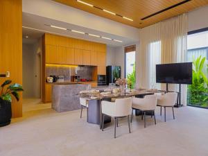 Modern Luxury 4BR Pool Villa by the Sea E2