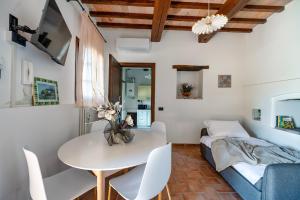 GuestHost - Il Casale dei Gelsi - 7 Apartments with Pool & Garden