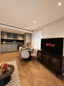 Modern 1 Bed apartment with Balcony