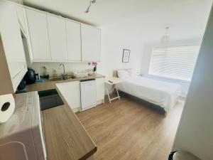 Studio - Sleeps 2 - Wifi - Parking
