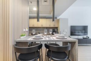 Free housekeeping visits during your stay - StayShort - Contemporary Studio Living in Sports City