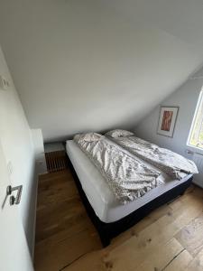 Bright 2BR Apartment with Balcony Near Downtown