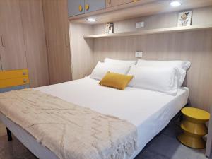 Ganymede Apartment by Quokka 360 - A Short Walk from Como Borghi Station