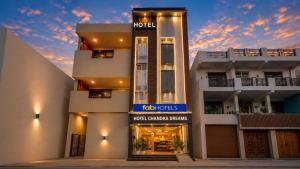 FabHotel Chandra Dreams - 600m from Banaras Railway Station