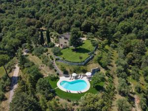 Villa Melissa with a pool in the tranquility of the hills with a view of Lake Trasimeno