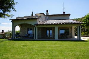 Villa Melissa with a pool in the tranquility of the hills with a view of Lake Trasimeno