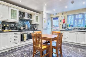 House Sleeps 11 with Free Parking & WiFi