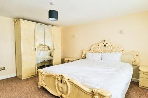 House Sleeps 11 with Free Parking & WiFi