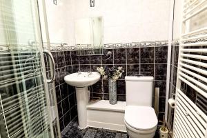 House Sleeps 11 with Free Parking & WiFi