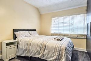 House Sleeps 11 with Free Parking & WiFi