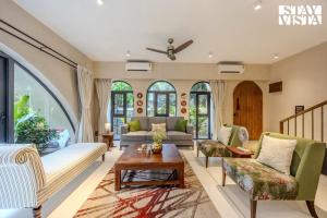 StayVista at Casa Riva with Pool & Lawn