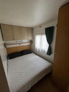 Bright chalet close to the beach and town centre