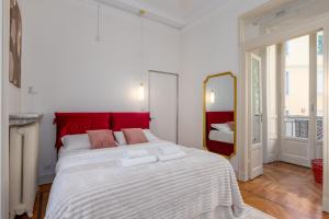 Stylish flat on the Navigli for 6