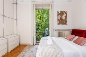 Stylish flat on the Navigli for 6