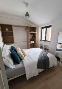 An apartment in the very center of the city for 8 guests Nearby are a tram stop and train station